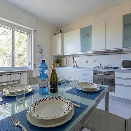 Sunshine 5 Star Sea View, Front Beach, Wifi * Levanto
