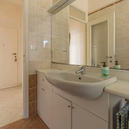 Apartment Sunshine 5 Star Sea View, Front Beach, Wifi *